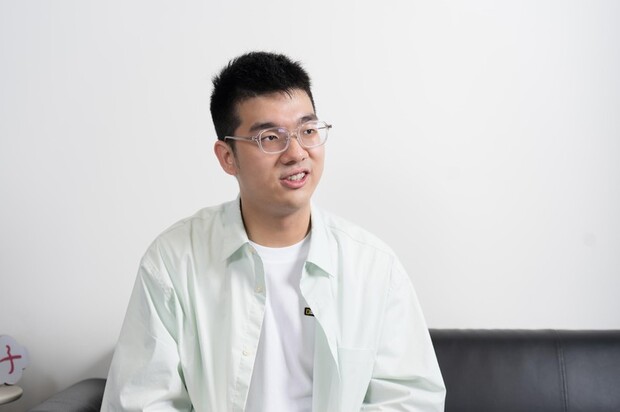 陳政豪在夢想之家的陪伴下,從內向寡言的學員轉變為承擔責任的志工,最終成功進入科技業擔任工程師,展現了「相信自己能做到」的生命翻轉。