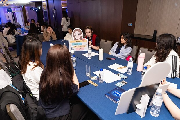 活動最後安排分組對談環節，讓蔡司多位女性同仁及工程師輪流與學子們親切對話，分享外商實作學習經驗與溝通軟實力，鼓勵女高中生勇敢定義自己、不自我設限。