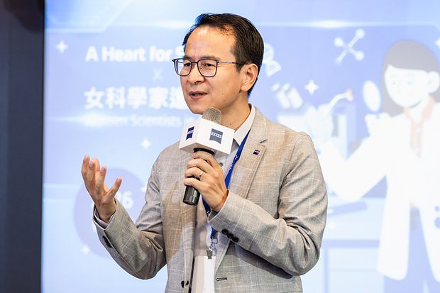 蔡司台灣總經理蔡慧開場致詞時，以「你是否問過為什麼天空是藍色的？」等生活提問，鼓勵在場女高中生保持追根究柢的探索精神。
