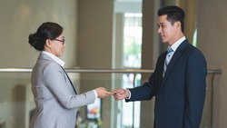 為什麼發完名片總是沒下文？做錯這一步，你以為的人脈只是一疊廢紙