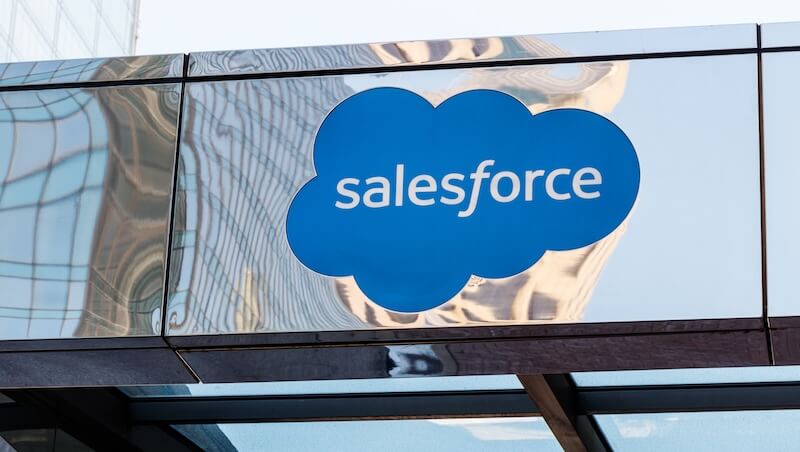 甘願當「笨水管」？軟體巨頭Salesforce為何大方把用戶入口讓給Claude