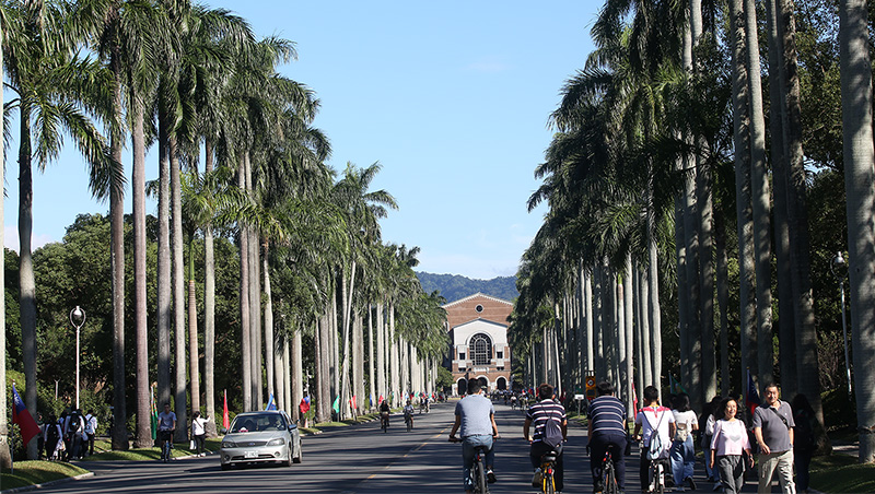 大學理組志願5年最大變動！電機熱、資工冷，清大教授點出高中生跟風選系隱憂