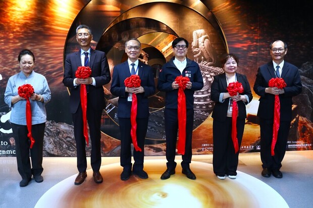 高雄市長陳其邁(右三)、慈濟基金會執行長顏博文(左三)、國立科學工藝博物館館長李秀鳳(右二)、哈佛大學洛克斐勒藝術史終身教授汪悅進(左二)等共同為《明心》特展開幕剪綵。
