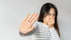 老人味不是60歲才有！醫師揭40歲就可能出現，30、40歲還有「中年脂臭」
