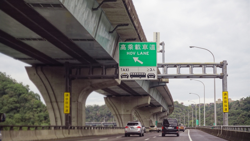 2026光復節連假高乘載管制！國道免費、匝道封閉、好走時段一次看