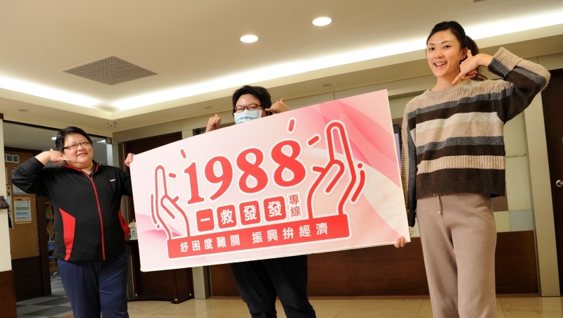 每天爆量4000通,忙到腎發炎!原來紓困專線客服,也是疫情受災戶…