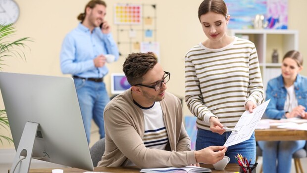 健康的同事關係，是彼此不說太多私事，但願意在職場上互相協助 - 商業周刊