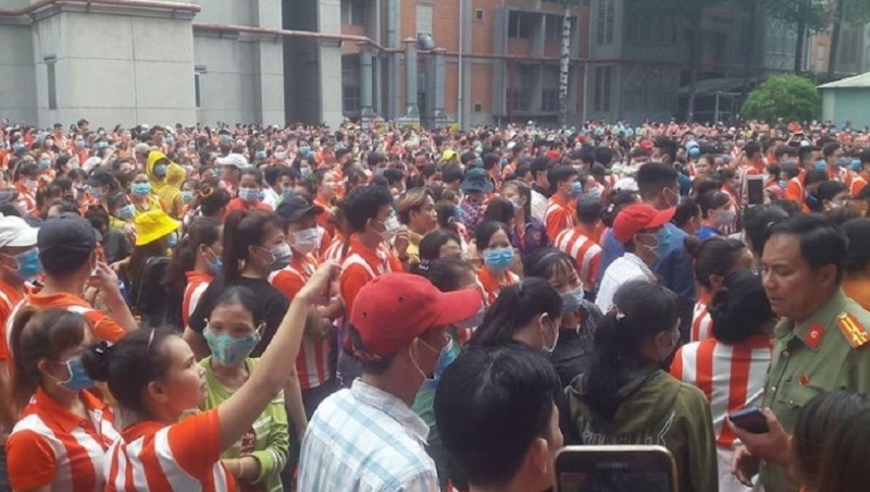 台廠求工暴動》台商鞋廠門口遭堵滿，千名越南員工抗議要「復工」
