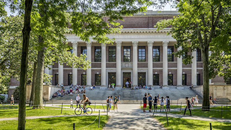 哈佛、MIT對川普提告！無預警逼國際學生離美，哈佛校長：魯莽又殘忍