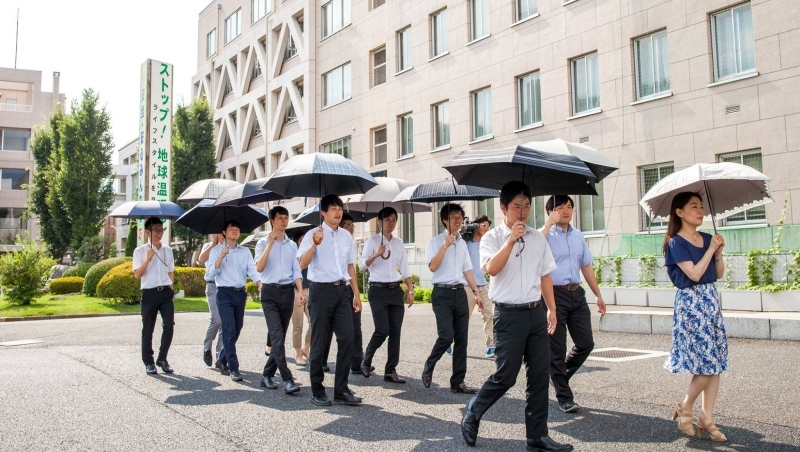 日本拜託男性撐傘抗暑成效不彰，疫情卻意外助攻！發生什麼事？