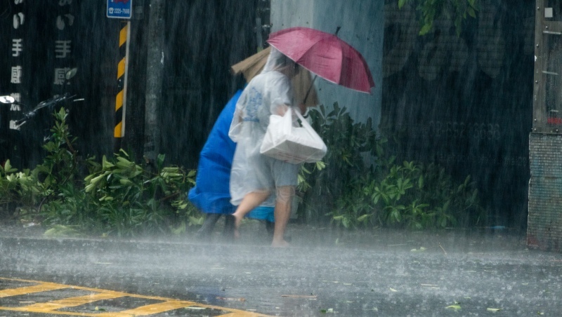 大雨特報擴大至16縣市！颱風哈格比增強，雙北多區一級淹水警戒