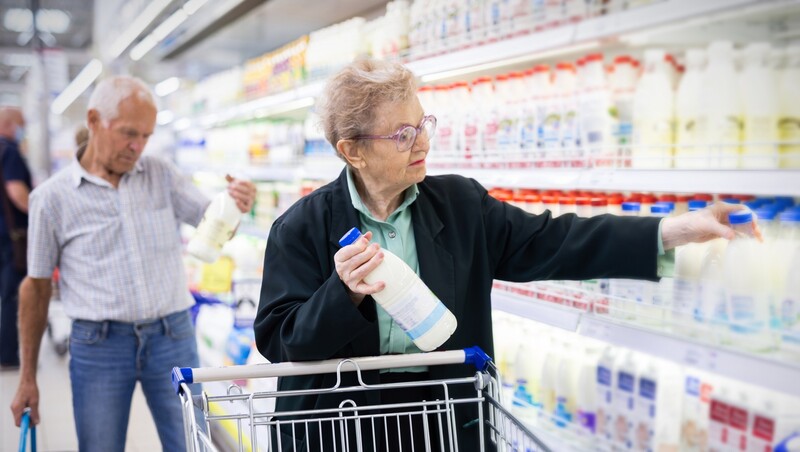 大賣場鮮奶、優酪乳，中午買最新鮮？20年量販店經理公開「選購撇步」