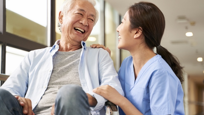 外籍看護終究是過渡方案…高齡化的台灣得「一起養老」，怎麼做才能有幸福晚年？