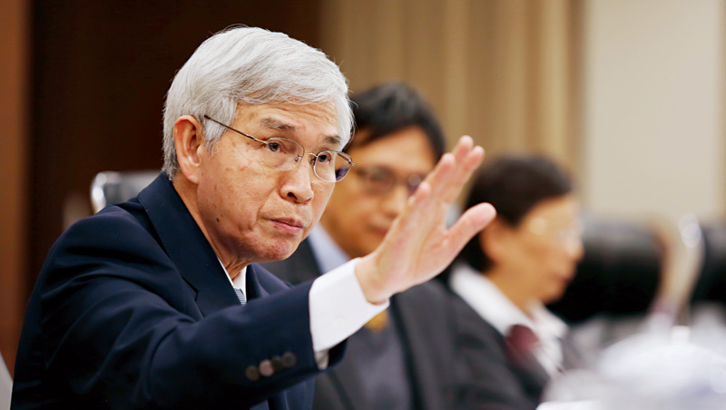 央行求救！臉書公開呼籲「全民穩匯，別再賣美元」