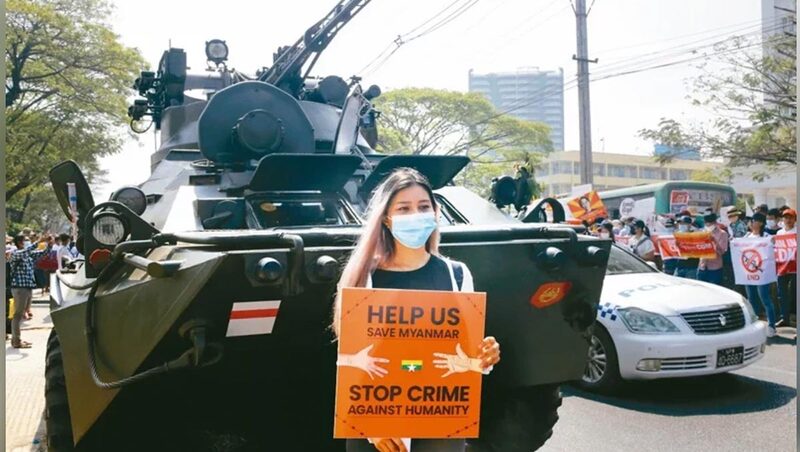 軍方出裝甲車 緬甸示威人數減
