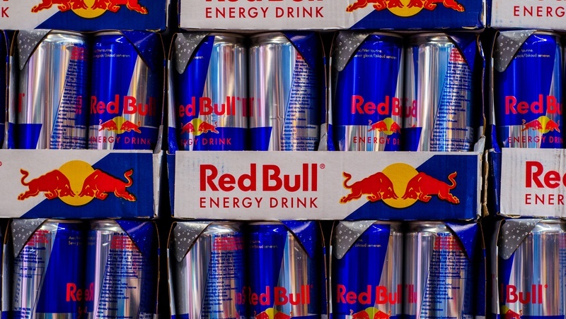 Red Bull口味特殊、容量小、價格貴，為何還能年銷79億瓶、撼動可口可樂？