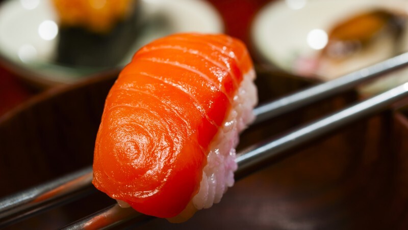 改名鮭魚吃到飽、拿紓困金買股票》一窩蜂的「套利」文化，是商機還是危機？