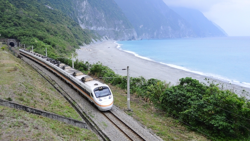太魯閣號事故前影像》工程車在軌道，駕駛反應時間不到10秒