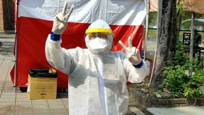 屏東設快篩站，78歲醫生衝最前線！頂豔陽穿隔離衣為民篩檢，羅一鳴：至死方休