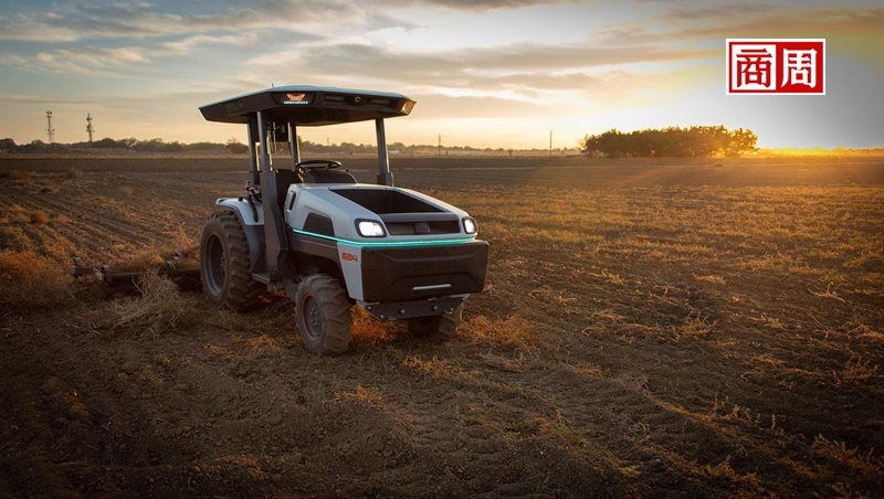 農夫不用出門也能種田？全球第一台電動無人拖拉機，用App就能操作