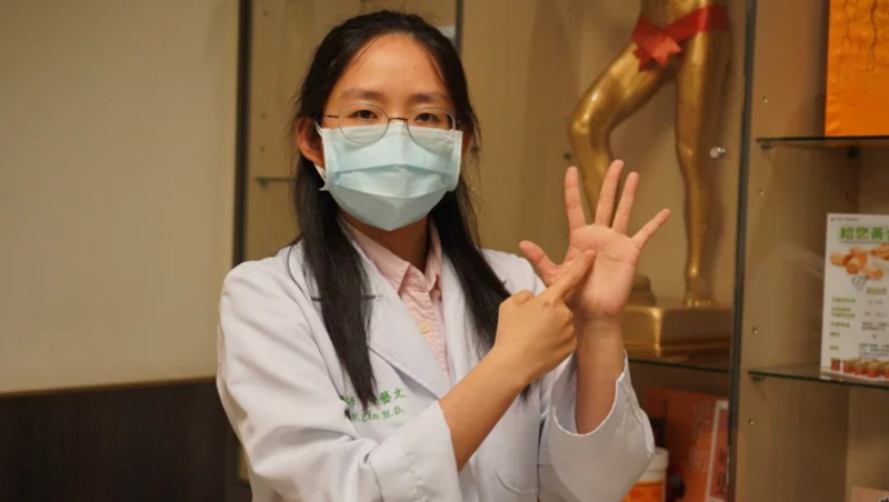 防隱形缺氧 陳藝文醫師示範平時、緊急穴位按摩法