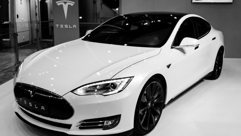 特斯拉又出新招！Model S「拿掉」排檔桿，車要怎麼開？
