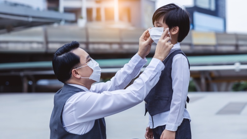 除了發燒、咳嗽⋯兒童感染COVID-19有哪些症狀？跟成人哪裡不同？