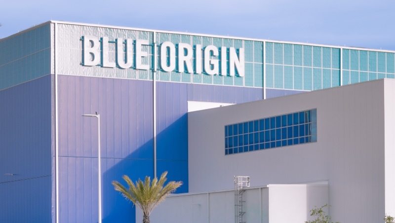 富豪的太空夢之爭》貝佐斯贏了！搶先馬斯克，7/20啟程「搭飛船上太空」