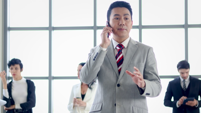 有能力、可信任,甚至被稱「行走的賀爾蒙」!說話聲音低沉原來好處這麼多?