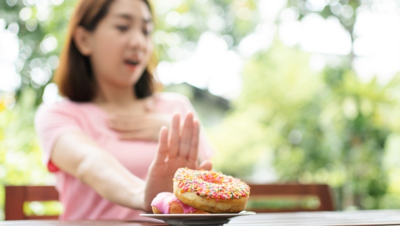 減肥喊多年、美食當前仍敵不住誘惑…道理都懂卻做不到，其實是「認知」害的？