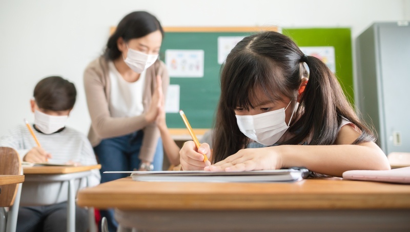 要開學了！4.2萬劑AZ供教職員接種，專家：防兒童染疫，家人要一起