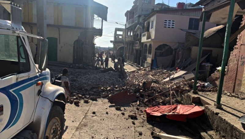 海地7.2強震至少304亡、1800傷！餘震不斷沒人敢回家，進入緊急狀態1個月