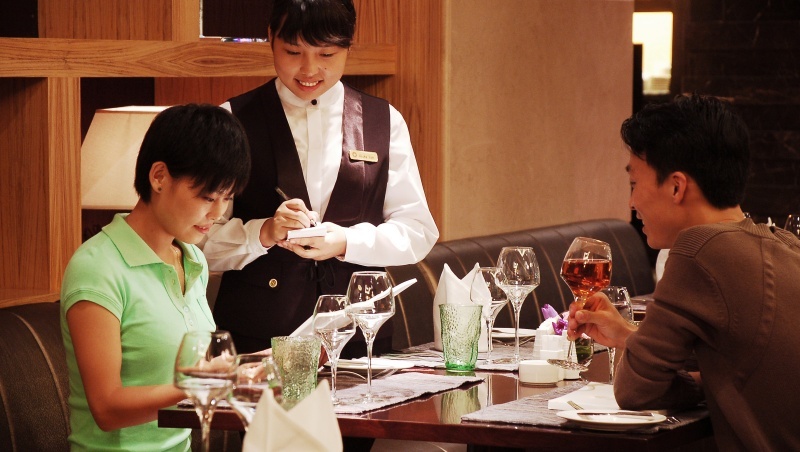 說不用加水,店員卻時時斟滿…海底撈張勇:太細的KPI,讓行為失常