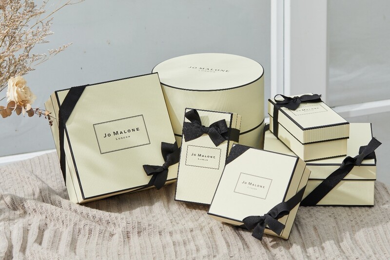 年節尾牙春酒送禮高雅不落俗套，首選Jo Malone London明星香氛與居家系列，搭配精緻包裝，盡顯送禮者品味巧思！