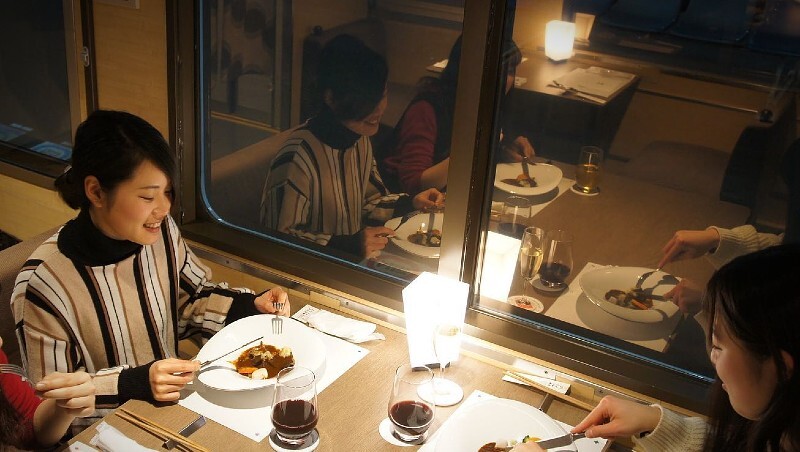 沒國外觀光客的日子⋯日本人開始在火車上「吃法餐」！為何？
