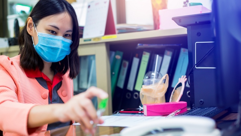 老闆叫你clear your desk，不是嫌你的桌子太亂