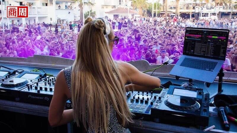 來吧，元宇宙裡什麼都有！去芭莉絲希爾頓頂樓開趴，「虛擬馬里布豪宅」開賣