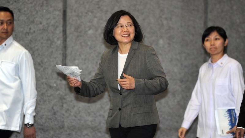 蔡英文鬆口：全民普發現金⋯留在政府的3800億將補貼電價和勞保