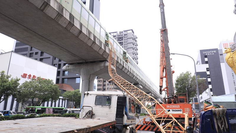 建案吊臂砸中捷軌道⋯車頭有障礙物偵測系統，為什麼會直行釀禍？