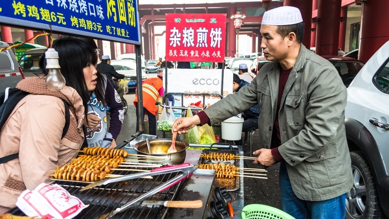 吃不起餐廳,小吃攤救經濟?淄博燒烤成旅遊勝地,中國擬複製商業模式
