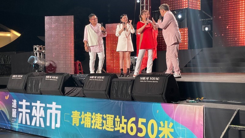 接待中心一秒變綜藝秀場 「達麗未來市」三立「超級夜總會」 樂翻高雄新市鎮