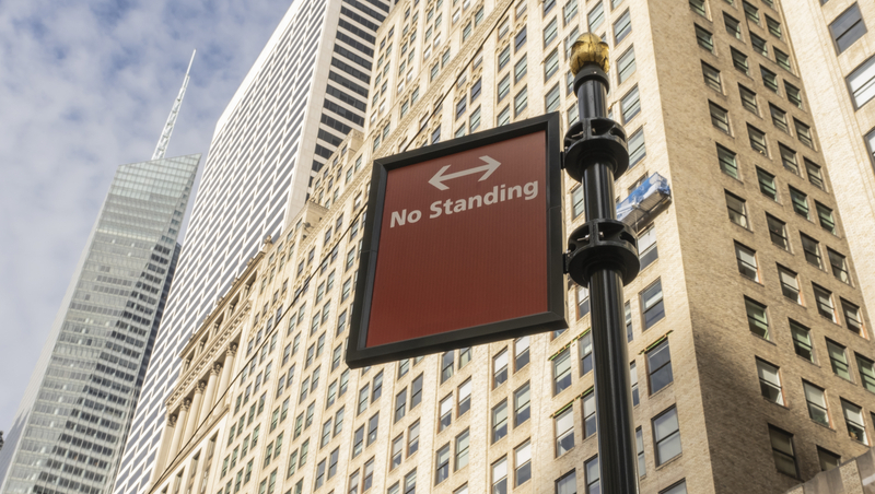 路標寫No standing，不是禁止人「站在那」！什麼意思？