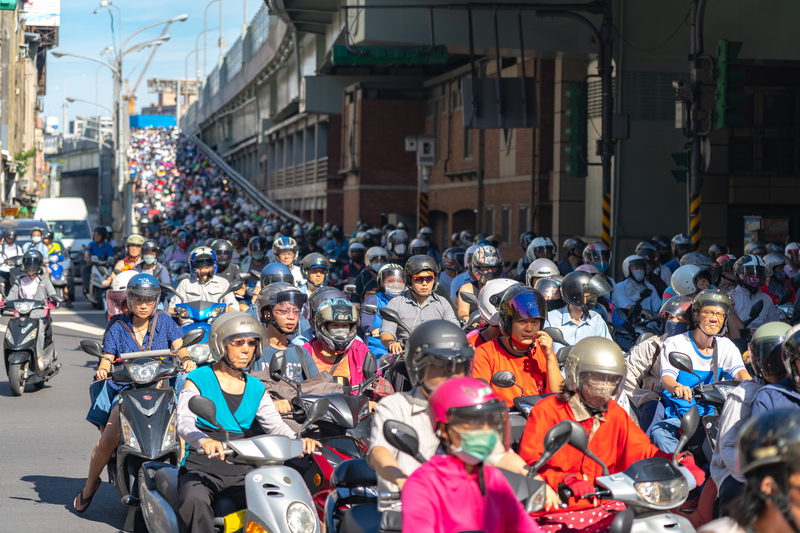 台灣人常騎的機車不是motorcycle？各種交通工具的英文懶人包，快收藏！