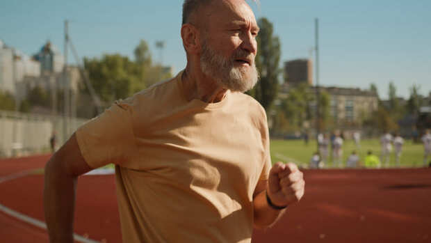 60歲是「第三次青春期」！他衝出人生最佳馬拉松成績：撐過了，你會重生