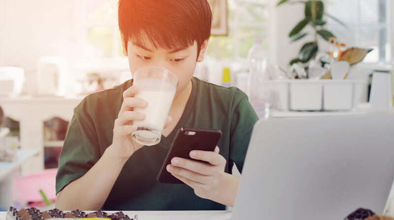 孩子手機用不停?史丹佛教授:比起喊「不行」,帶他找現實歸屬感更有效