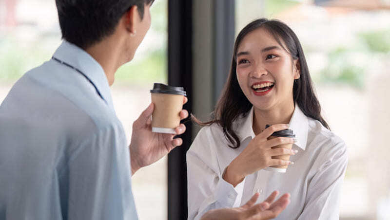 和同事聊天像在「學新語言」!Z世代為何害怕辦公室社交?