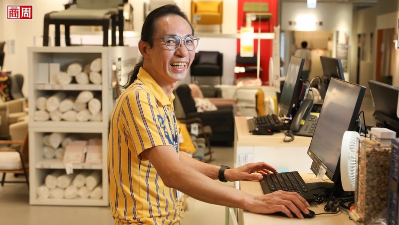 57歲進IKEA,他是最年長儲備幹部:我1天要當3天用