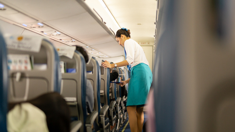 搭飛機坐哪最安全?起降為何要打直座椅?搭機前必知的10件事