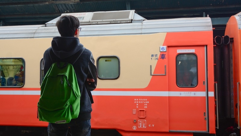 週週搭區間車回家,他發現:沒變得有錢,卻不再匱乏