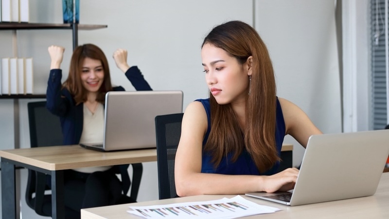 努力沒被看見,只因你不是自己人?3方法翻轉主管印象